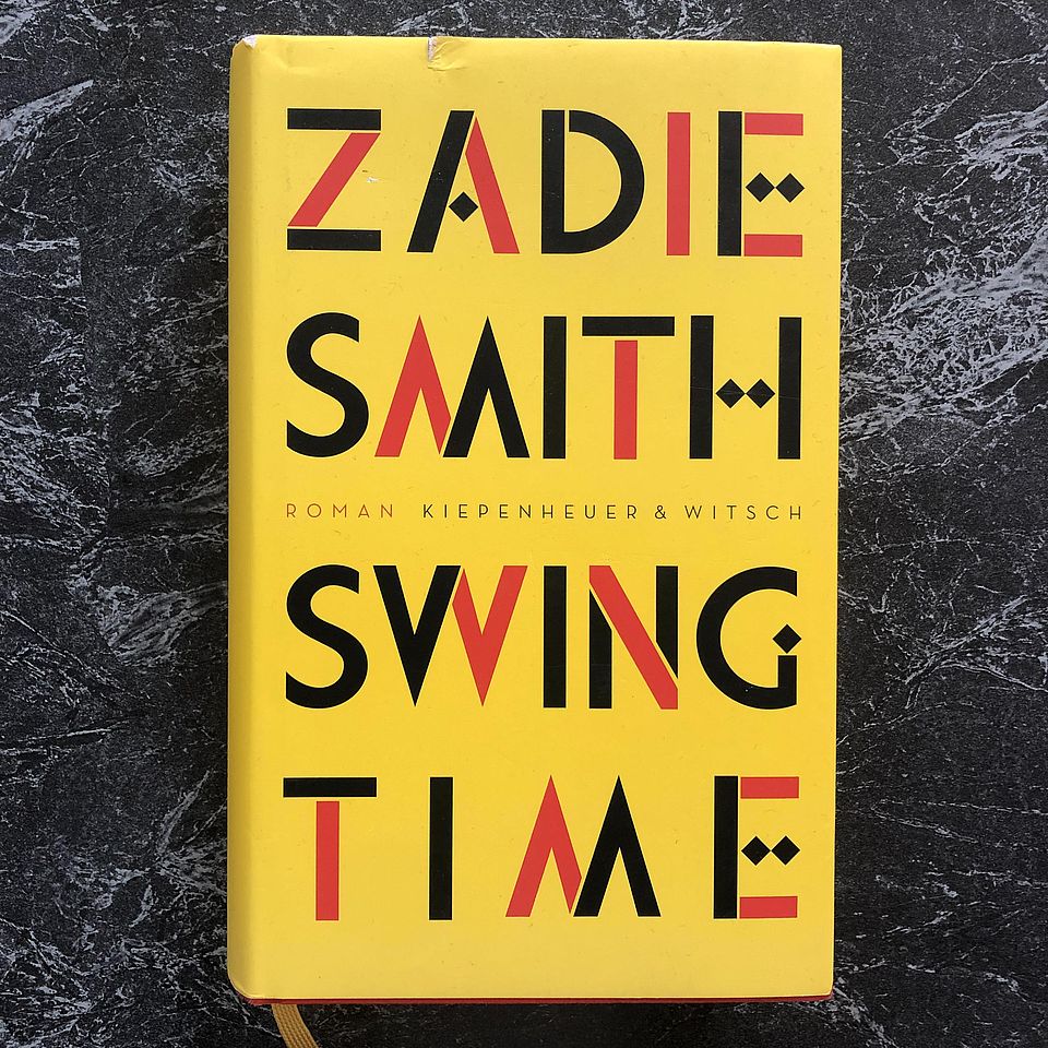 Das Buch Swing Time liegt auf einem Tisch.